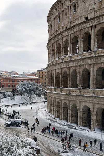 La neige couvre les rues de Rome, en Italie. Piazza del Colosseo venir — Photo