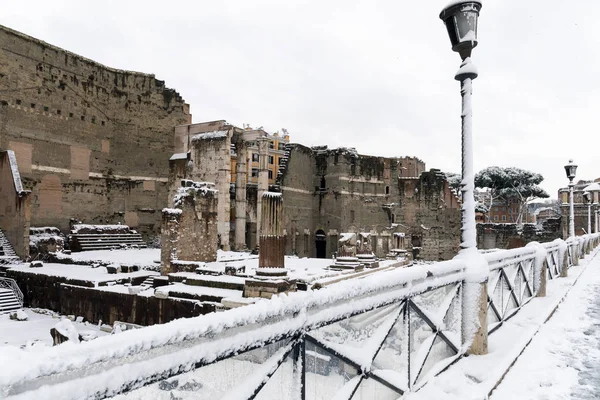 La neige couvre les rues de Rome, en Italie. Forum impérial . — Photo