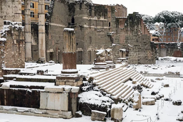 La nieve cubre las calles de Roma, Italia. Foro de Augusto . — Foto de Stock
