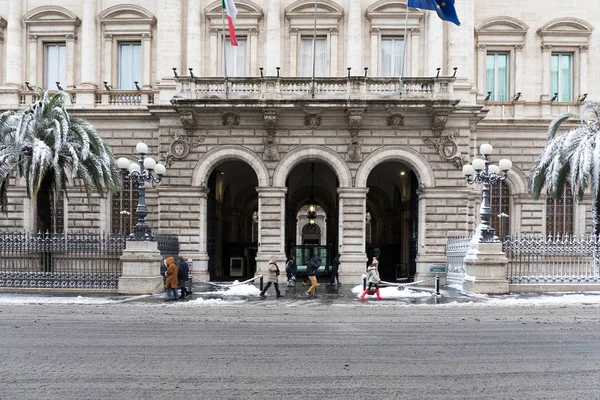 Neve copre le strade di Roma, Italia. Via Nazionale . — Foto Stock