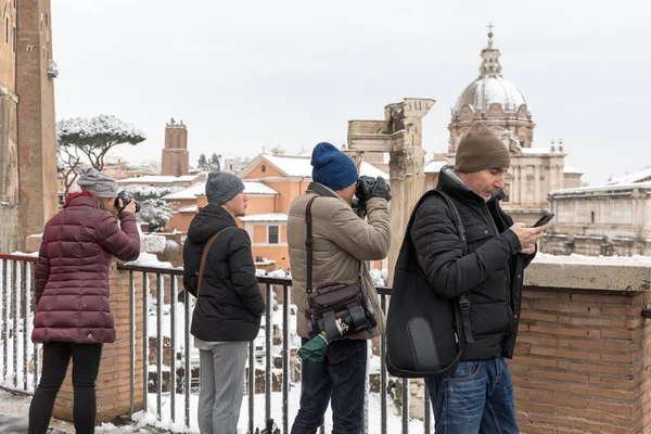La nieve cubre las calles de Roma, Italia. Los turistas fotografian el —  Fotos de Stock