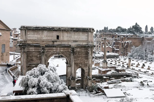 La neige recouvre les rues de Rome, Italie . — Photo
