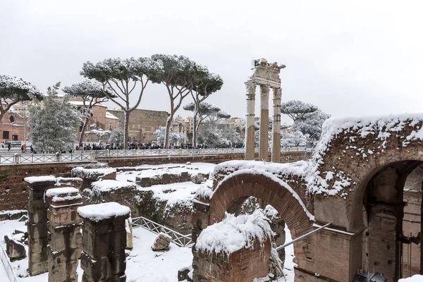 La neige couvre les rues de Rome, en Italie. Forum de César . — Photo