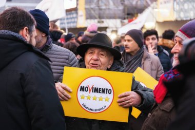 Meydanda beş yıldız hareketi destekçisi. M5s destekçisi