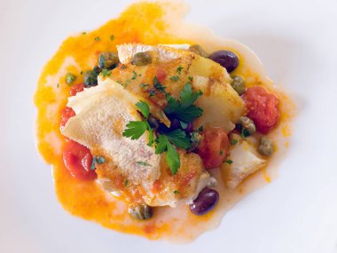 Domates zeytin ve Kapari ilavesi ile ızgara cod.
