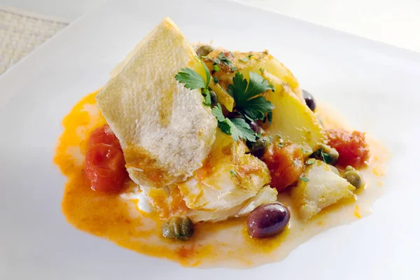 Bacalhau grelhado com adição de azeitonas e alcaparras de tomate . — Fotografia de Stock