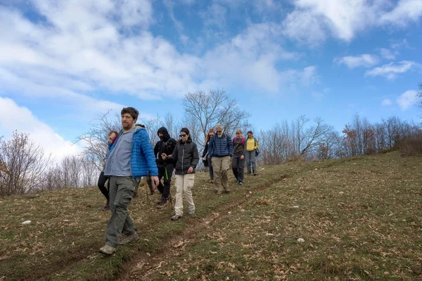 Um grupo de caminhantes explorar caminhos de montanha — Fotografia de Stock