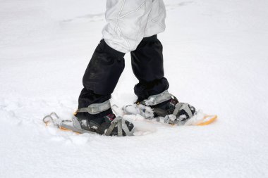 Karayak zammı karlı dağ yolu üzerinde. Taze kar üzerinde yürümek