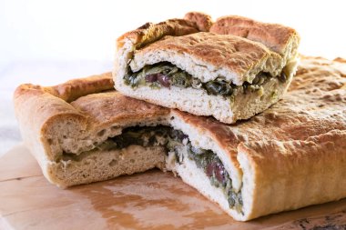Ev yapımı pizza escarole, zeytin ve Kapari ile doldurulmuş.