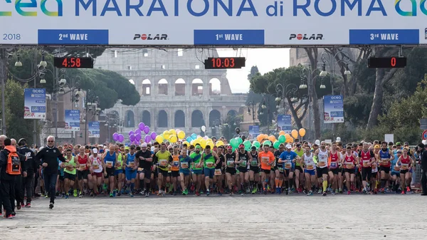 Coureurs au départ de la 24ème édition du Marathon de Rome en — Photo