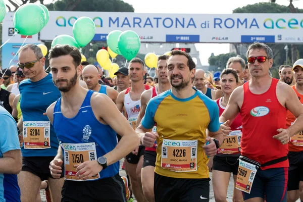 Coureurs au départ de la 24ème édition du Marathon de Rome en — Photo