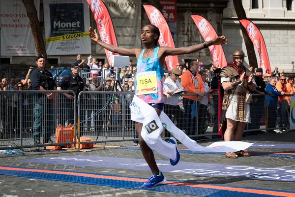 Рахма Туса Чота выиграла 24-е издание Римского марафона . — стоковое фото