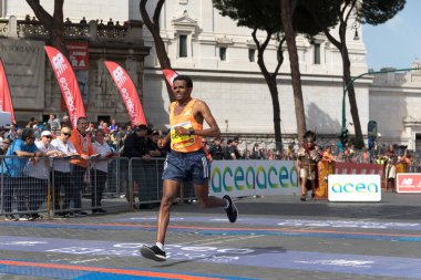 Bitiş çizgisinde varış marat üzerinde Girmay Birhanu Gebru