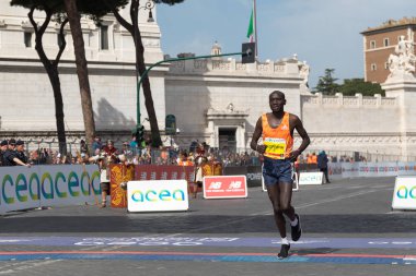 Varışta bitiş çizgisinde Abraham Kasongwor Akopesha