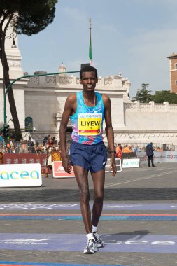 Bitiş çizgisinde varış marath üzerinde Shengo Kebede Liyew