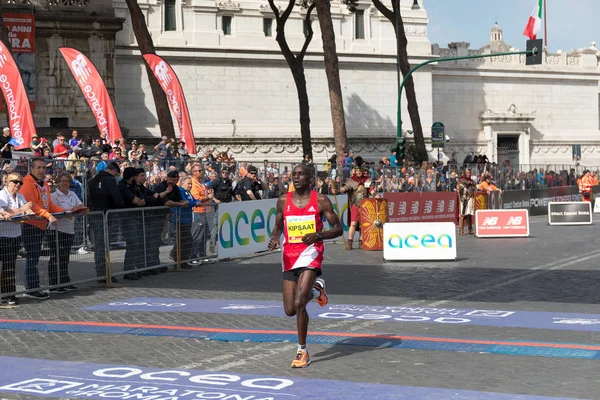 Mathew Kipsaat, vid ankomsten till mållinjen i maraton. — Stockfoto