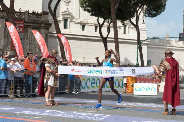 Рахма Туса Чота выиграла 24-е издание Римского марафона . — стоковое фото