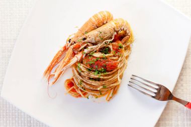Spagetti domates ve Nephrops ile
