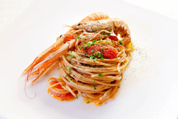 Spaghetti med tomat och havskräfta — Stockfoto