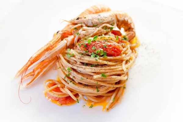 Spaghettis à la tomate et aux langoustines — Photo