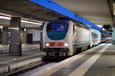 Şehir içi tren istasyonunda geldi.