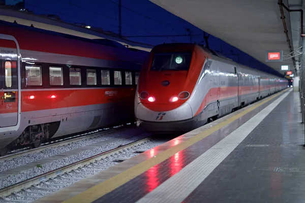 Frecciarossa vysokorychlostního vlaku na nádraží. — Stock fotografie