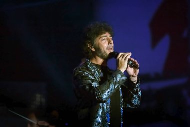 Max Gazze', ünlü İtalyan şarkıcı-söz yazarı.