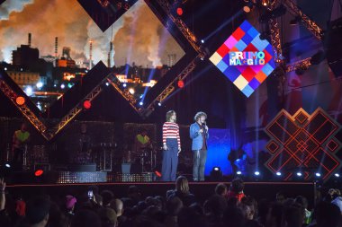 Konser, bir Mayıs, ışıklı sahne ve kamu.