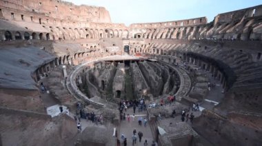 Rome, İtalya - 6 Mayıs 2018: Inside Colosseum, yeraltı alanı ve arena. Gündüz atış, yukarıdan çerçeveleme Merkezi. Bazı turistler arasında iç sokaklar taşımak.