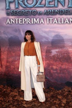 Alessandra Pierelli ön gösterimde kırmızı halıya katılıyor.