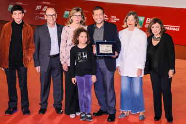 Roma İtalya - 26 Ekim 2019: 4 R) Rosa Maria Scorese, Alessandro Piva (3. R), Anna Boccaccio (2. R) ve Laura Delli Colli (1. R), 14. Roma Film Festivali sırasında kırmızı halıda Bnl Halkın Seçimi Ödülü ile poz verdiler..