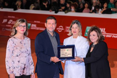 Roma İtalya - 26 Ekim 2019: 4 R) Rosa Maria Scorese, Alessandro Piva (3. R), Anna Boccaccio (2. R) ve Laura Delli Colli (1. R), 14. Roma Film Festivali sırasında kırmızı halıda Bnl Halkın Seçimi Ödülü ile poz verdiler..