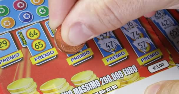 Roma Itália Dezembro 2019 Loteria Raspadinha Bilhete Fortuna Riscar Números — Vídeo de Stock