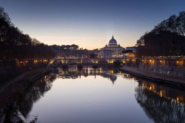 Tiber Nehri, San Pietro ve Sant'Angelo Köprüsü. Roma cityscape bir