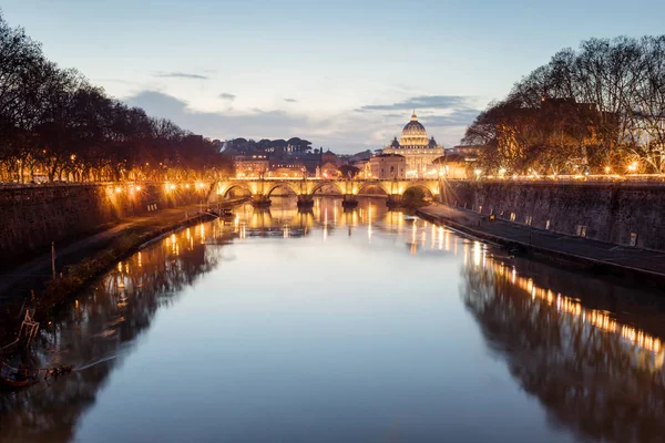 로마 도시 풍경, 일몰, tiber 강에 산 피에트로 Sant'Angel — 스톡 사진