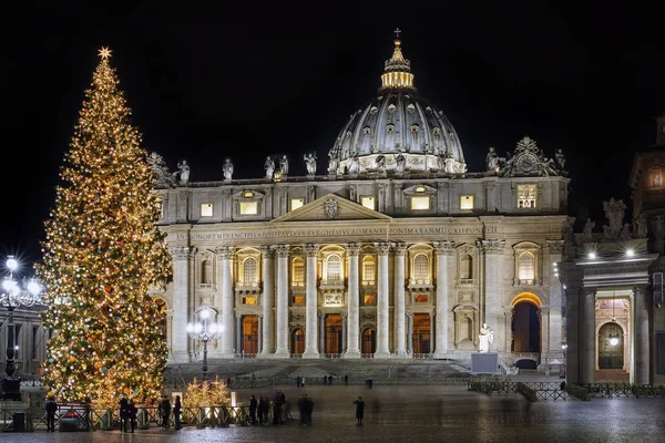 Basilica of Saint Peter and the Christmas tree. — Stock Photo, Image