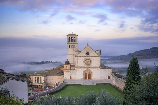 산 프란체스코 대성당, 이탈리아 아시시에 있다. 주요 외관 — 스톡 사진