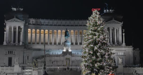 ローマ イタリア 2019年12月14日 ヴェネツィア広場はクリスマス休暇のために設定されています クリスマスボールと彗星とライトアップされ装飾されたクリスマスツリー — ストック動画