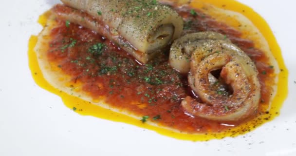 Χοιρινό Κοκκινιστό Γεμιστό Σκόρδο Μαϊντανό Και Πιπέρι Μαγειρεμένο Σάλτσα Ντομάτας — Αρχείο Βίντεο