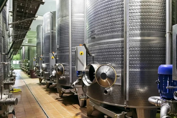 Silos metallici per la fermentazione del vino dopo la pressatura del chicco — Foto Stock