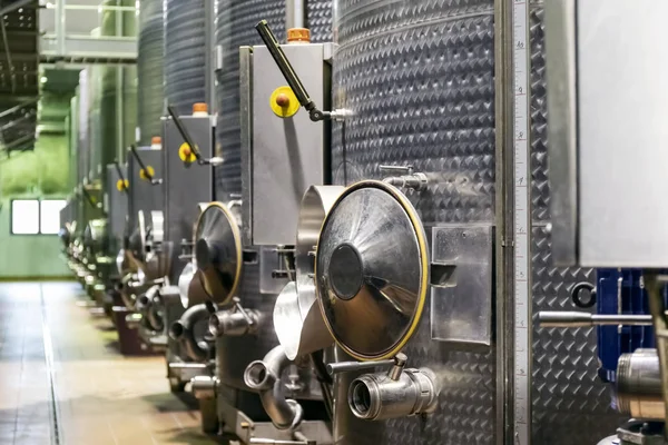 Silos metallici per la fermentazione del vino dopo la pressatura del chicco — Foto Stock