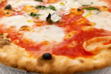 Klasik Pizza Margherita 'nın yakın çekimi, İtalyan restoran menüsü..