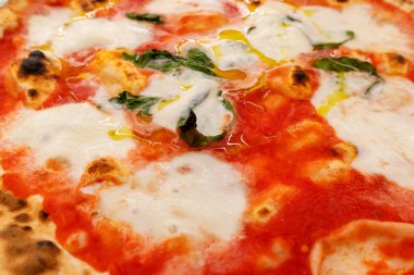 Klasik Pizza Margherita 'nın yakın çekimi, İtalyan restoran menüsü..