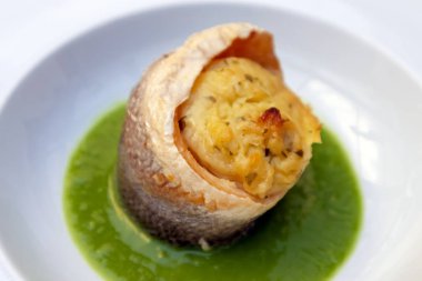 Bezelye soslu levrek, yemeye hazır..