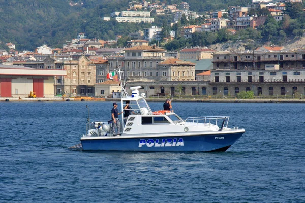 Polícia italiana patrulha barco patrulha a costa — Fotografia de Stock