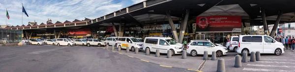 Taxis stehen vor dem Bahnhof Garibaldi in Neapel, Italien. — Stockfoto