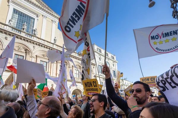 Manifestação de protesto M5S na praça — Fotografia de Stock