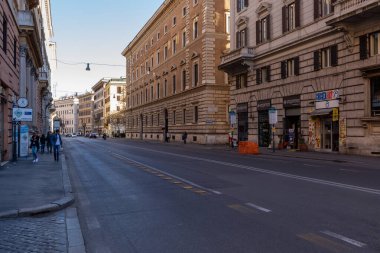 Roma, İtalya - 11 Mart 2020: Şehir, tüm İtalya 'yı etkileyen koronavirüs sağlığı acil durumu nedeniyle kentin sokakları ve ana mekanları terk edilmiş durumda..