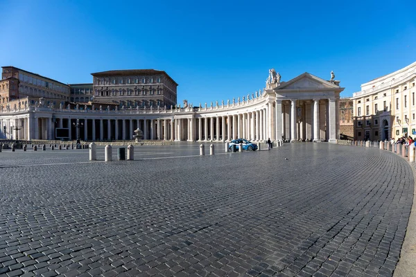 Roma, İtalya - 11 Mart 2020: Şehir, tüm İtalya 'yı etkileyen koronavirüs sağlığı acil durumu nedeniyle kentin sokakları ve ana mekanları terk edilmiş durumda..