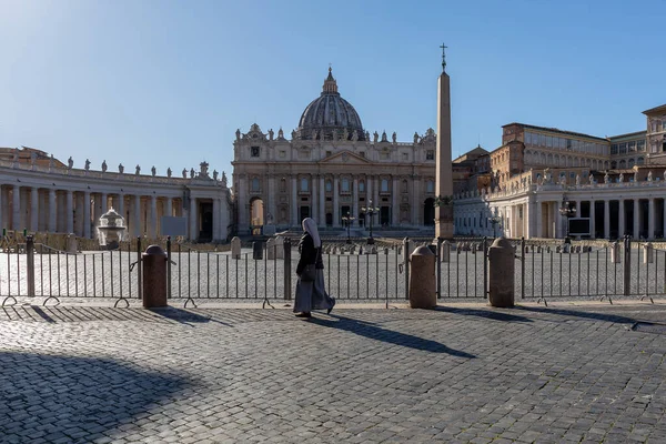 ローマ イタリア 2020年3月11日 街は観光客や人々の自分自身を空にし 街や首都の主な場所は イタリア全土に影響を与えているコロナウイルスの健康上の緊急事態のために捨てられたまま — ストック写真